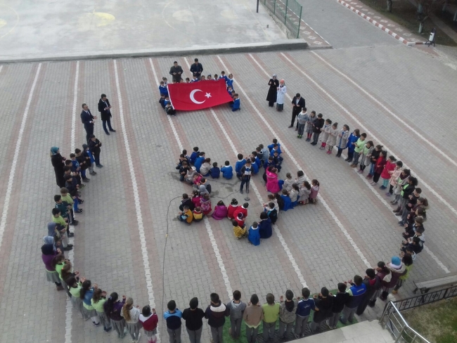 Minik eller Mehmetçik için semaya kalktı